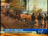 Larga fila para que los aspirantes a agentes entreguen sus documentos