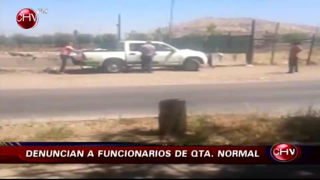 Graban a funcionarios municipales arrojando basura en Quinta Normal