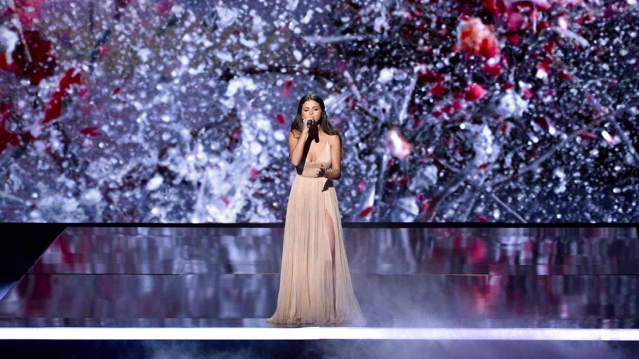 Selena Gomez Cries & Thanks Jesus During AMAs Performance