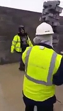 Des ouvriers jouent au Jenga avec des briques