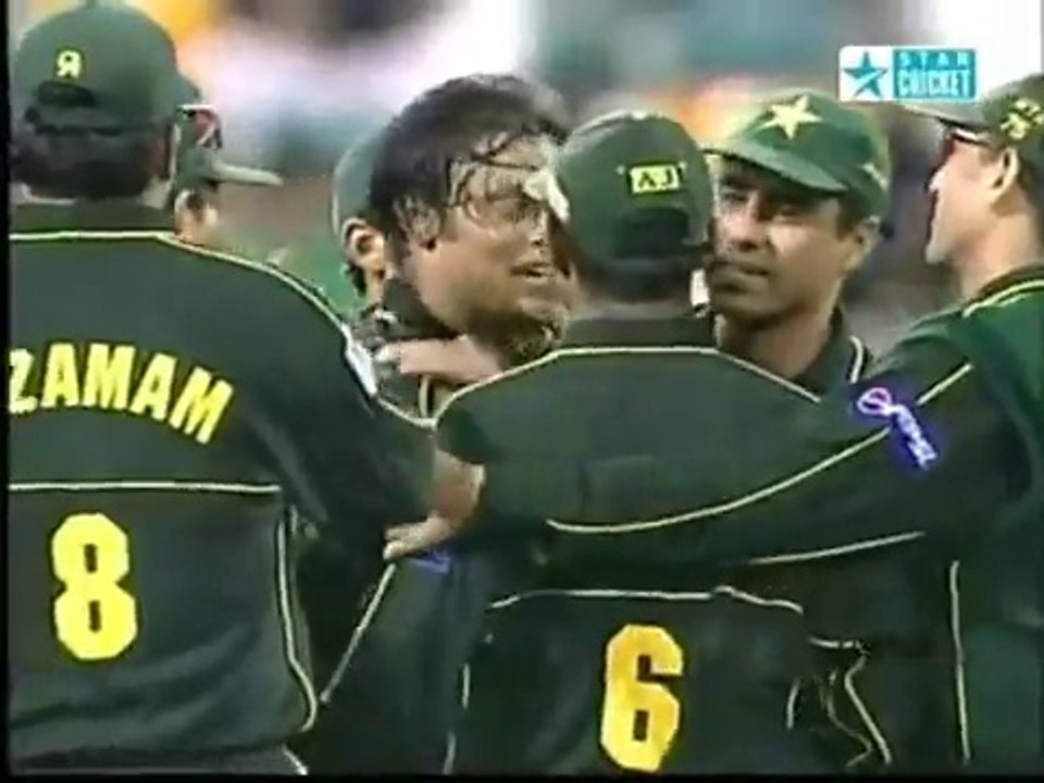 Akhtar 5 25 v Australia   Melbourne   2002   Super Challenge