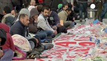 اعتصاب غذای پناهجویان سوری مقابل پارلمان یونان