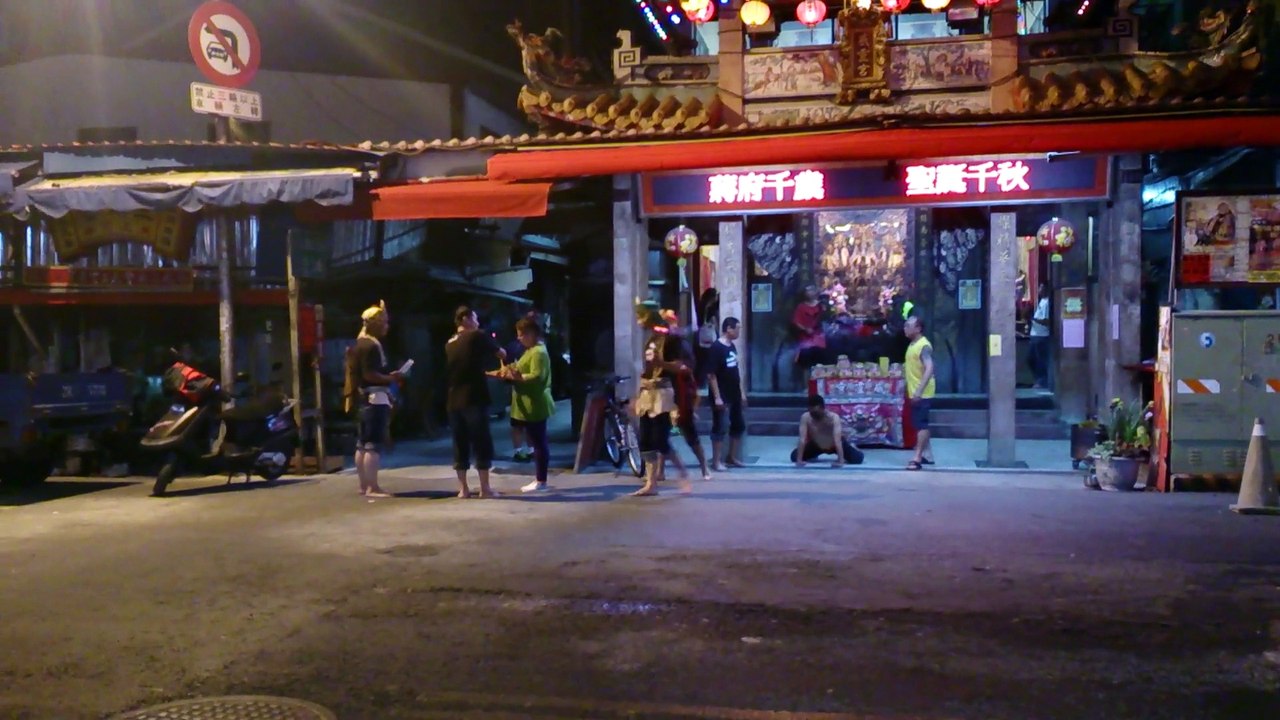 20141122-10威靈宮乩童 知名炸餛飩對面