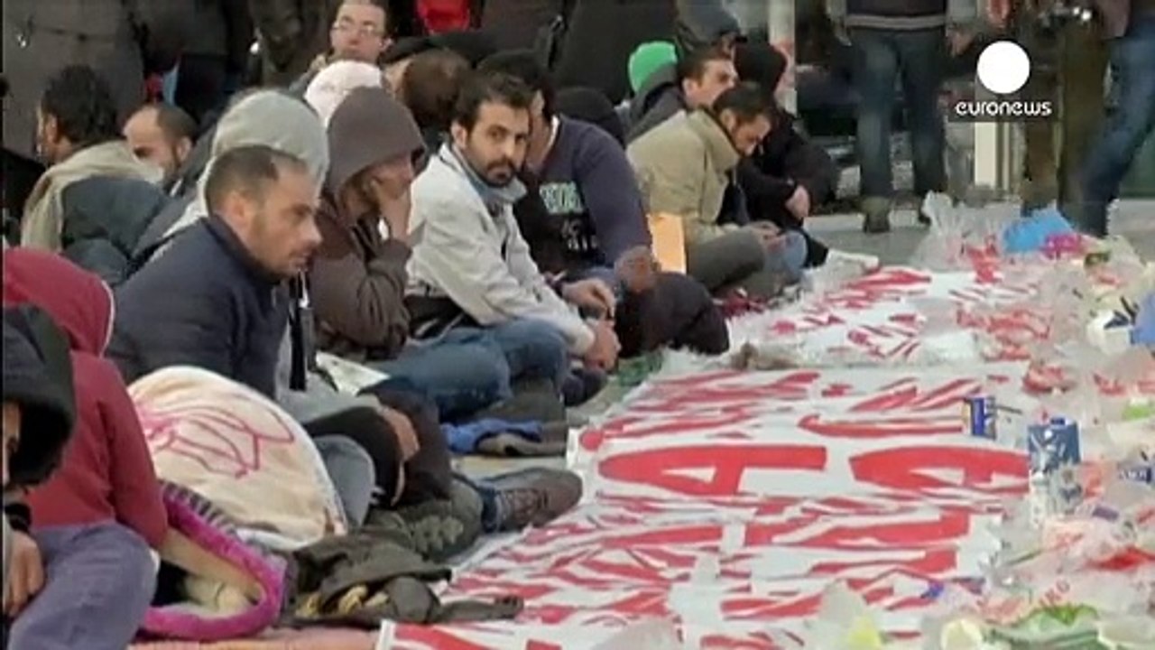 Syrian refugees begin hunger strike in front of Greek parliament