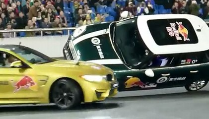 İki teker giden Mini'nin etrafında Drift yapmak