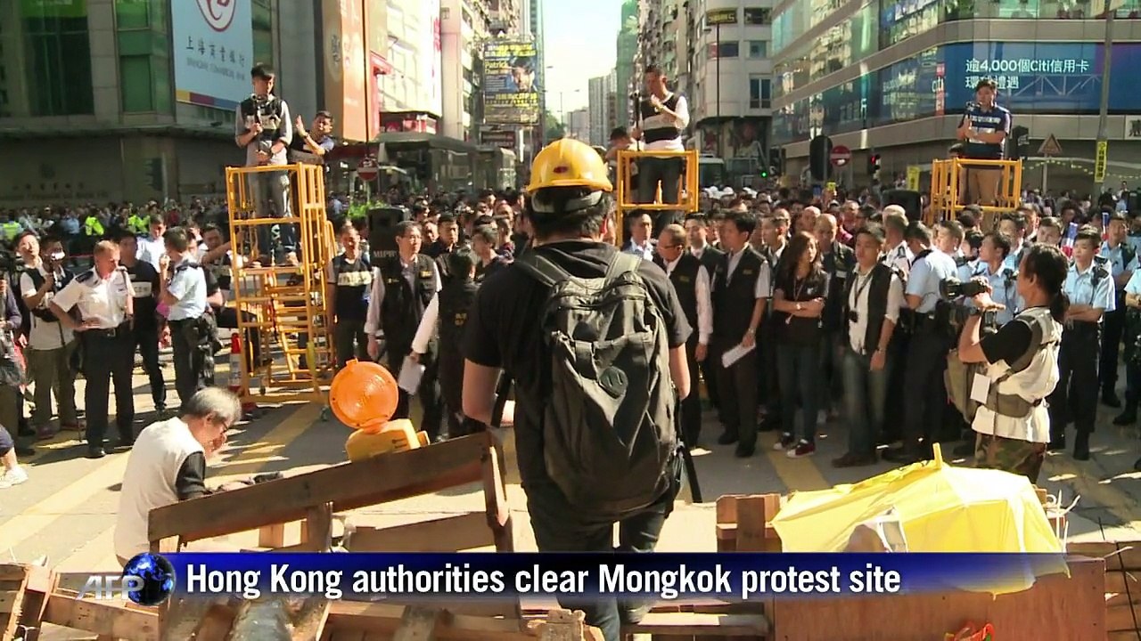 Hong Kong authorities continue democracy protest clearance