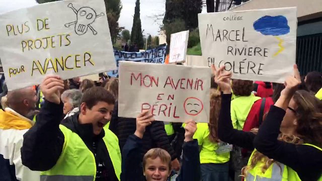 Le collège Marcel-Rivière d'Hyères manifeste pour rester en ZEP