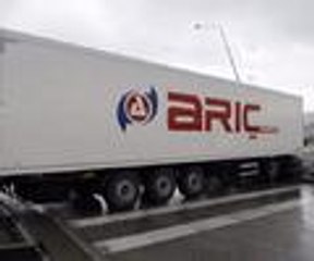 TIR'ın dorsesi, bariyerlere sıkışarak durabildi