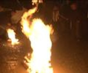Kadına şiddeti protesto ederken yanacaklardı