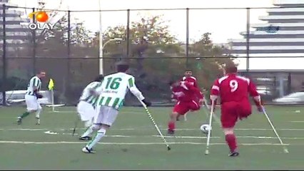 Hakemi koltuk değnekleri ile kovaladı