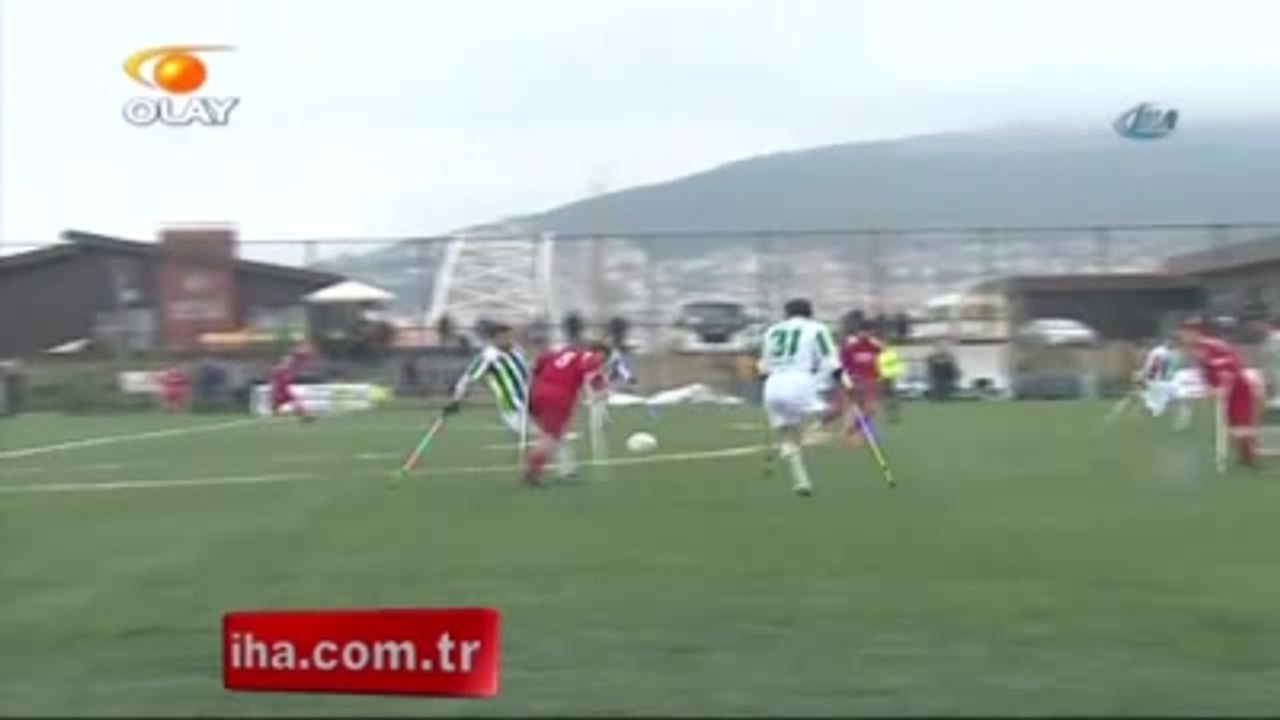 Kırmızı Kart Gösteren Hakemi Koltuk Değnekleri ile Kovaladı