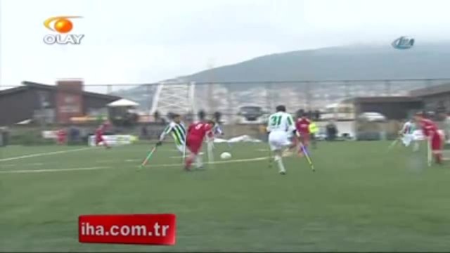 Kırmızı Kart Gösteren Hakemi Koltuk Değnekleri ile Kovaladı