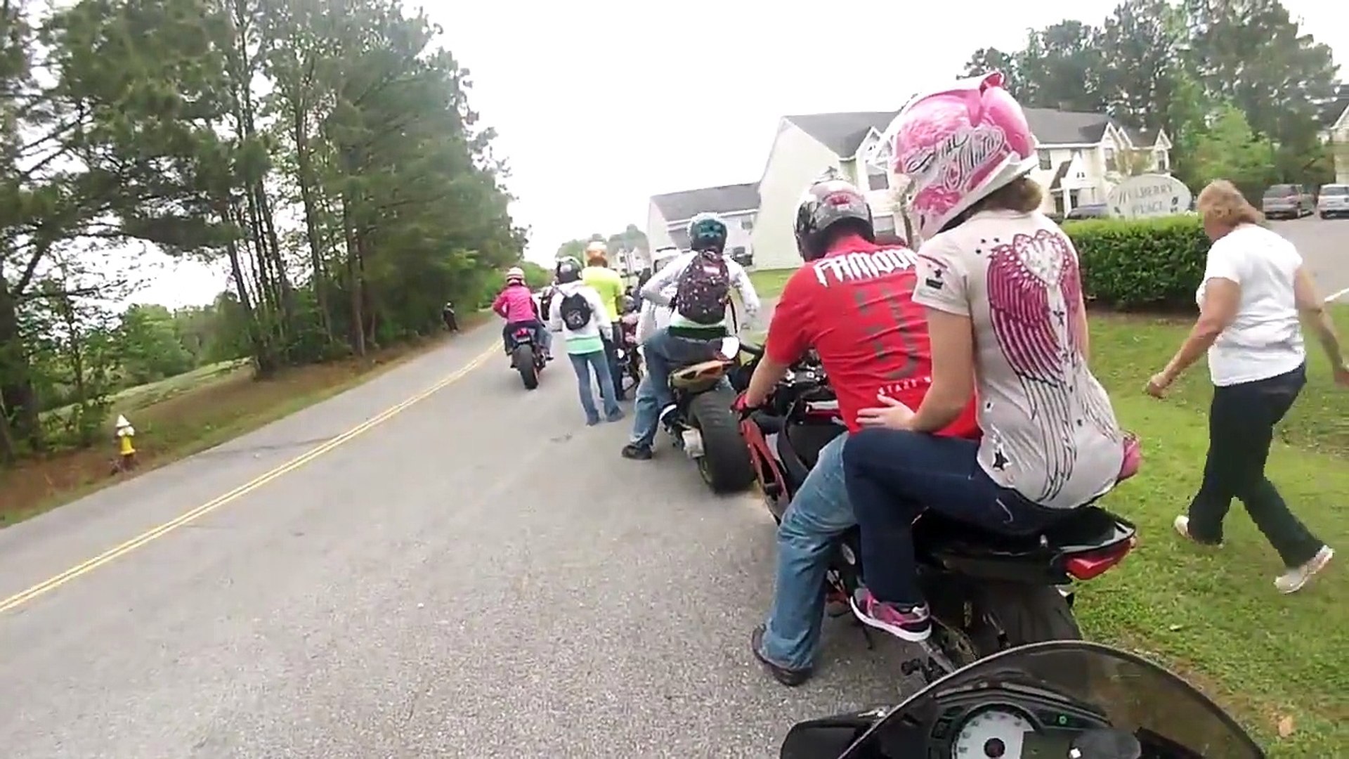 Perdre son passager en route à moto - Vidéo Dailymotion
