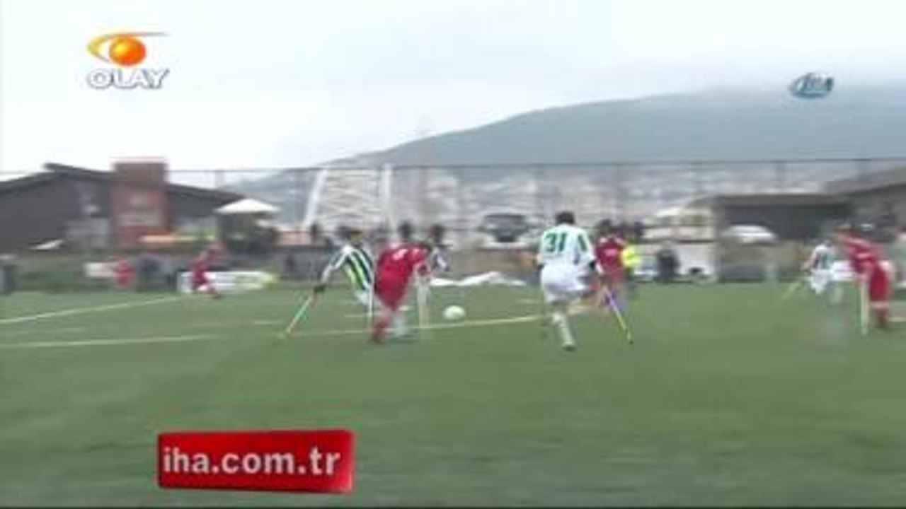 Kırmızı Kart Gösteren Hakemi Koltuk Değnekleri ile Kovaladı