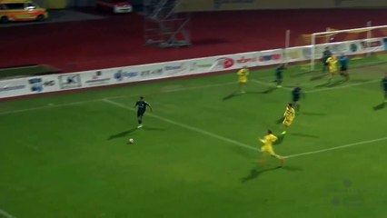 Quand un gardien tente de dribbler una dversaire au milieu du terrain