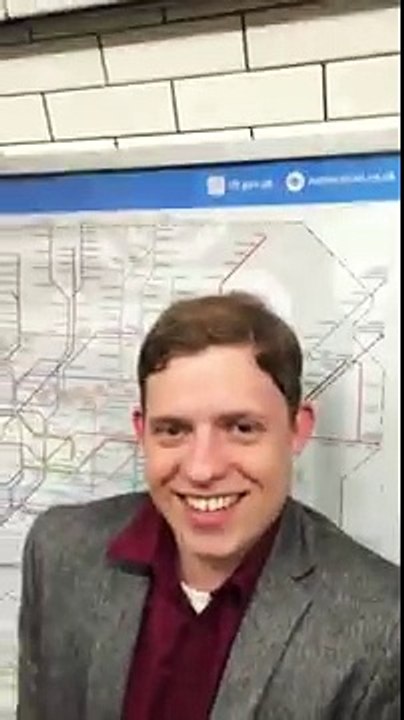 Partie de ping-pong imaginaire dans le métro