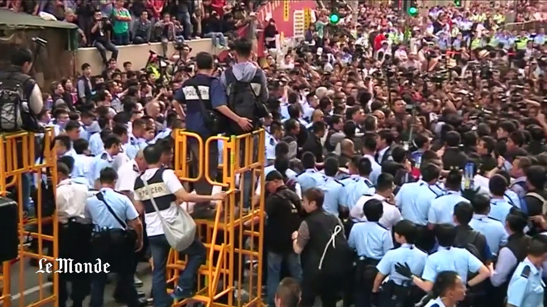 A Hongkong, les policiers démontent les barr