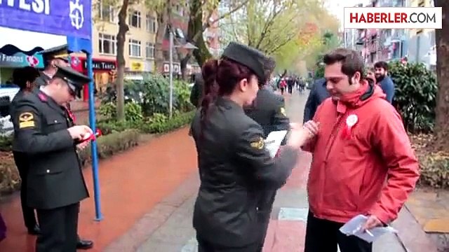 Jandarma Kadına Yönelik Şiddete Dikkat Çekmek İçin Karanfil Dağıttı