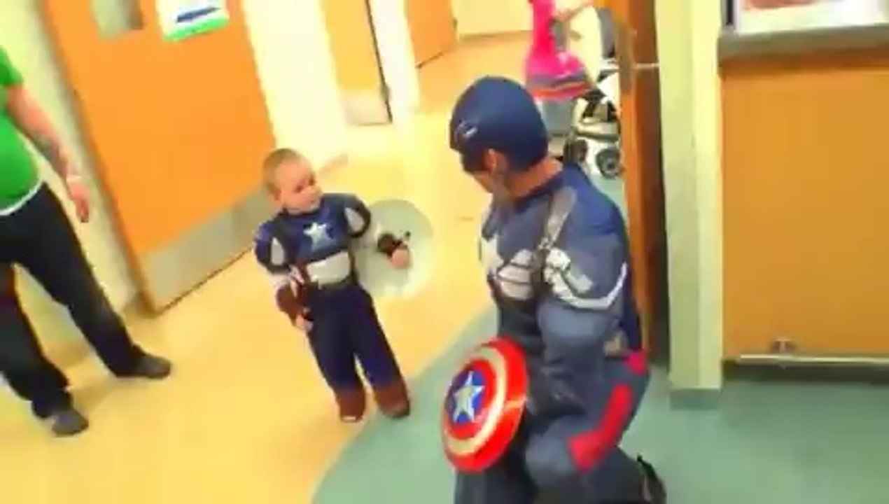 L'équipe du SWAT se déguise en super-héros et f...