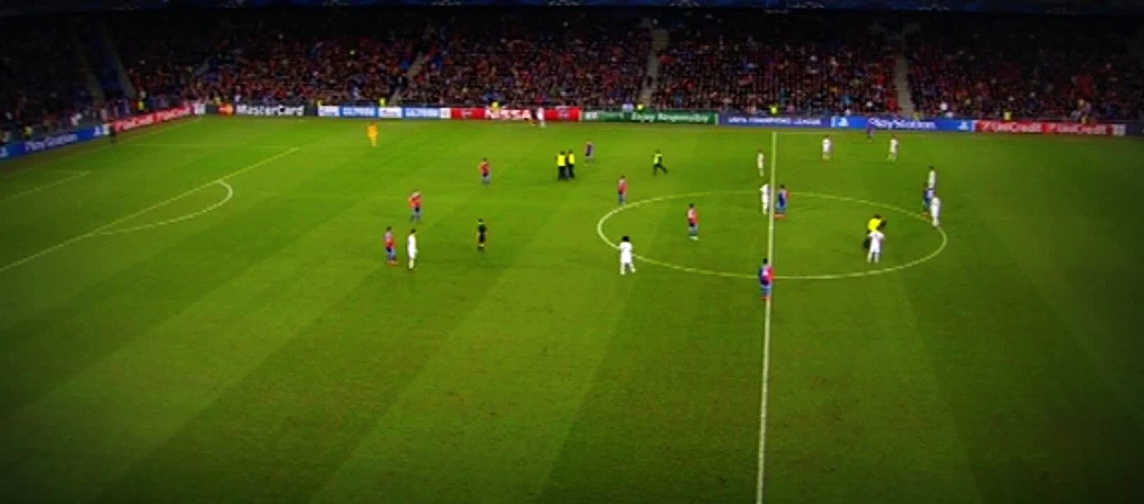 Des touristes sur un terrain de foot (Bâle - Real Madrid)