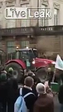French farmers spraying shit in Paris