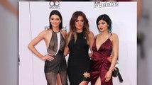 Khloe Kardashian, Kendall Jenner y Kylie Jenner hacen un show de piernas en los AMA's