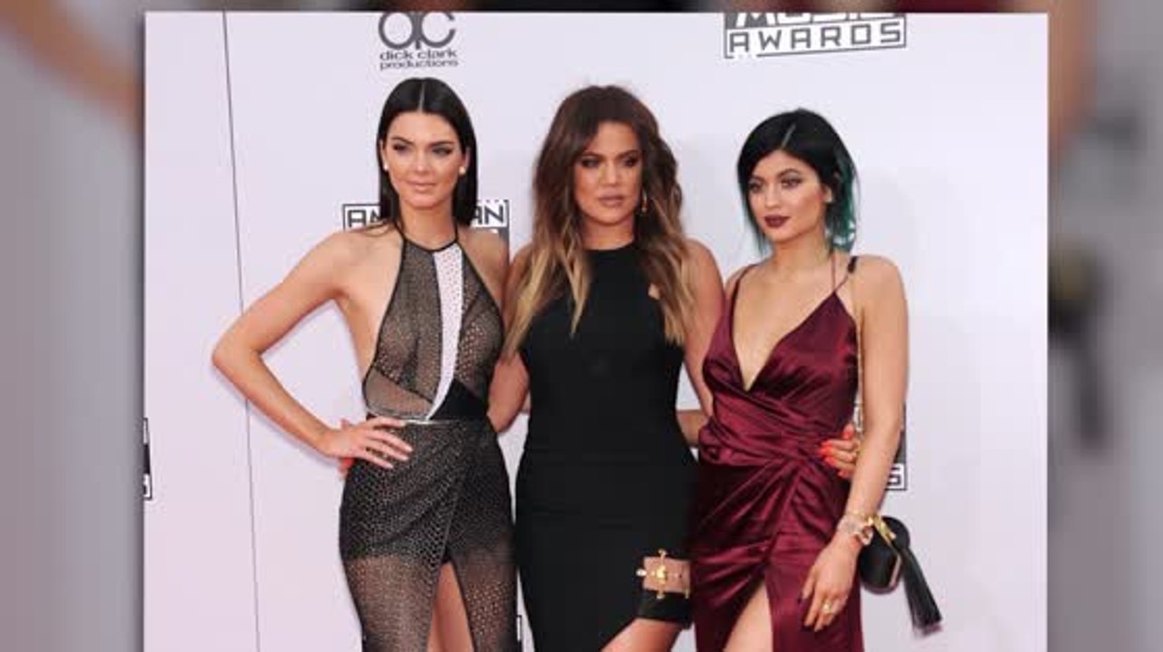 Khloe Kardashian, Kendall Jenner y Kylie Jenner hacen un show de piernas en los AMA's