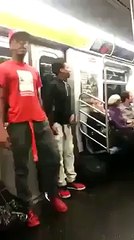 Metro'da dans eden çılgın adamlar