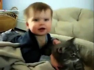 BEBEĞİN KEDİYE SEVGİSİ