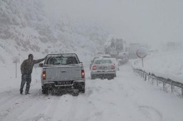 Ermenek'te Kar Yağışı Hayatı Felç Etti