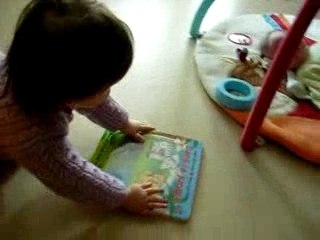 Clementine prete ses jouets a son cousin