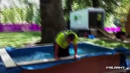 Ils ont voulu sauter dans une piscine et l'ont vite regretté