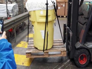 Futstop arrimage cerclage d'un fût de sécurité sur palette pour la sécurité du transport par SD pack. www.sdpack.fr