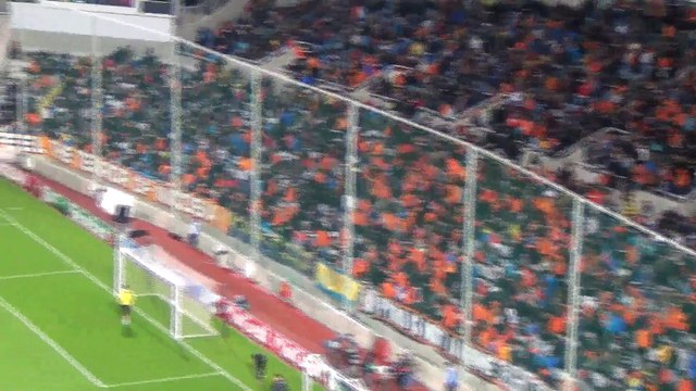 Eικόνες από τις κερκίδες και την προθέρμανση του ΑΠΟΕΛ