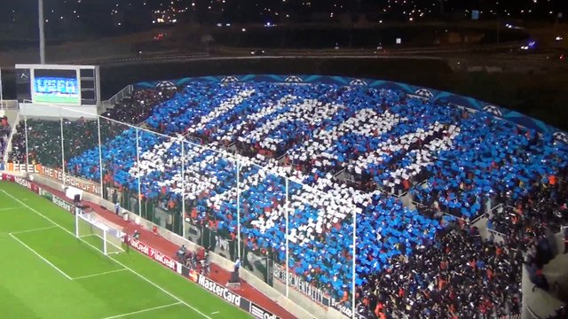 Η είσοδος των δύο ομάδων και το κορεό των οπαδών