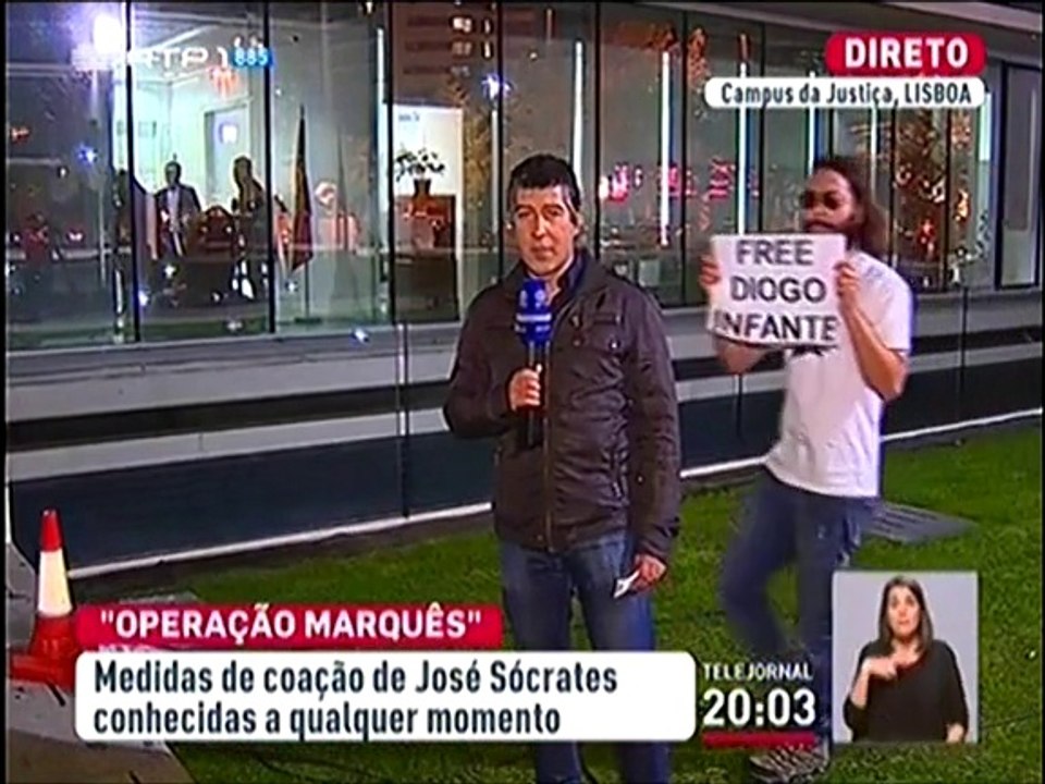 "Troll" Invade Directo Da RTP No Campus De Justiça Sobre Sócrates Com Cartaz "Free Diogo Infante"