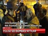 Diyarbakır Silvan'da polise ses bombası atarak saldırdılar