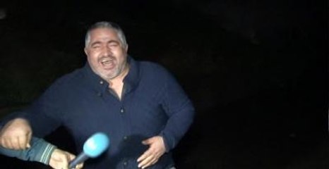 Aracı Sulara Gömülünce Gülme Krizine Girdi