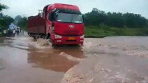 camion se fait re renversé par les pluie diluvienne/ OUED