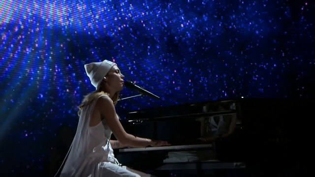 Nicki Minaj - Bed of Lies (2014 American Music Awards) ft. Skylar Grey