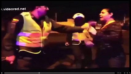 Así es como policía trata a Pueblo Mexicano