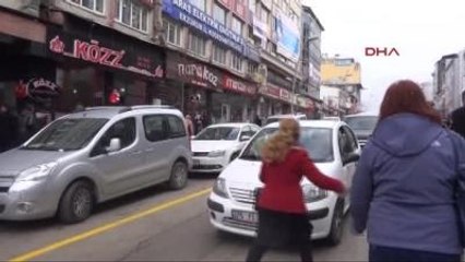 Erzurum Kadına Şiddete Tepki İçin Trafiğe Çıkıp Araçları Durdurdu