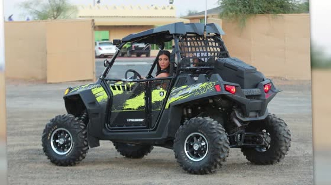Kim Kardashian fährt in einem Buggy durch die Dünen Dubais