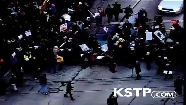 Crazy Hit and run during Fergusons riots : Car Drives Through Protest in Minneapolis