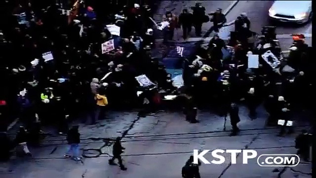 Crazy Hit and run during Fergusons riots : Car Drives Through Protest in Minneapolis