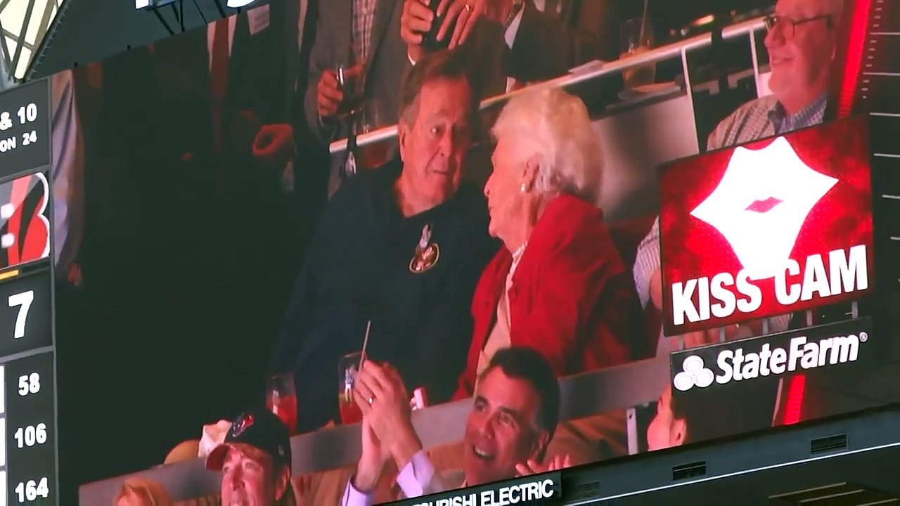 President George Bush Senior and His Wife On Texan's Kiss-cam...