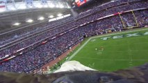 Un aigle survole le stade de football américain avec une caméra pendant l'hymne - Texans' stadium