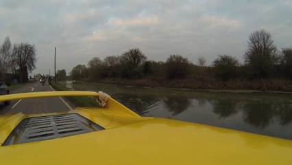 Un wakeboarder tiré par une Ferrari F50