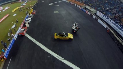 Record de drift autour d'une voiture sur 2 roues