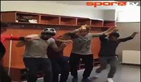 Engin Baytar Galatasaray maçı sonrası soyunma odasında horon oynadı